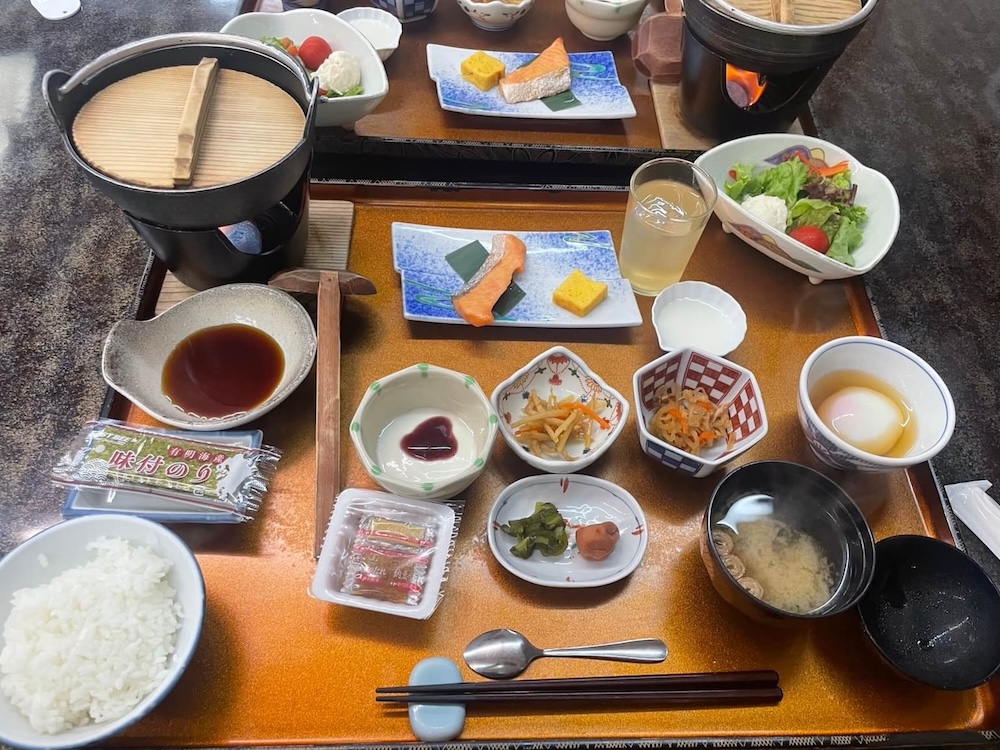 常盤ホテルの朝食で提供された湯豆腐や焼き鮭などの和食