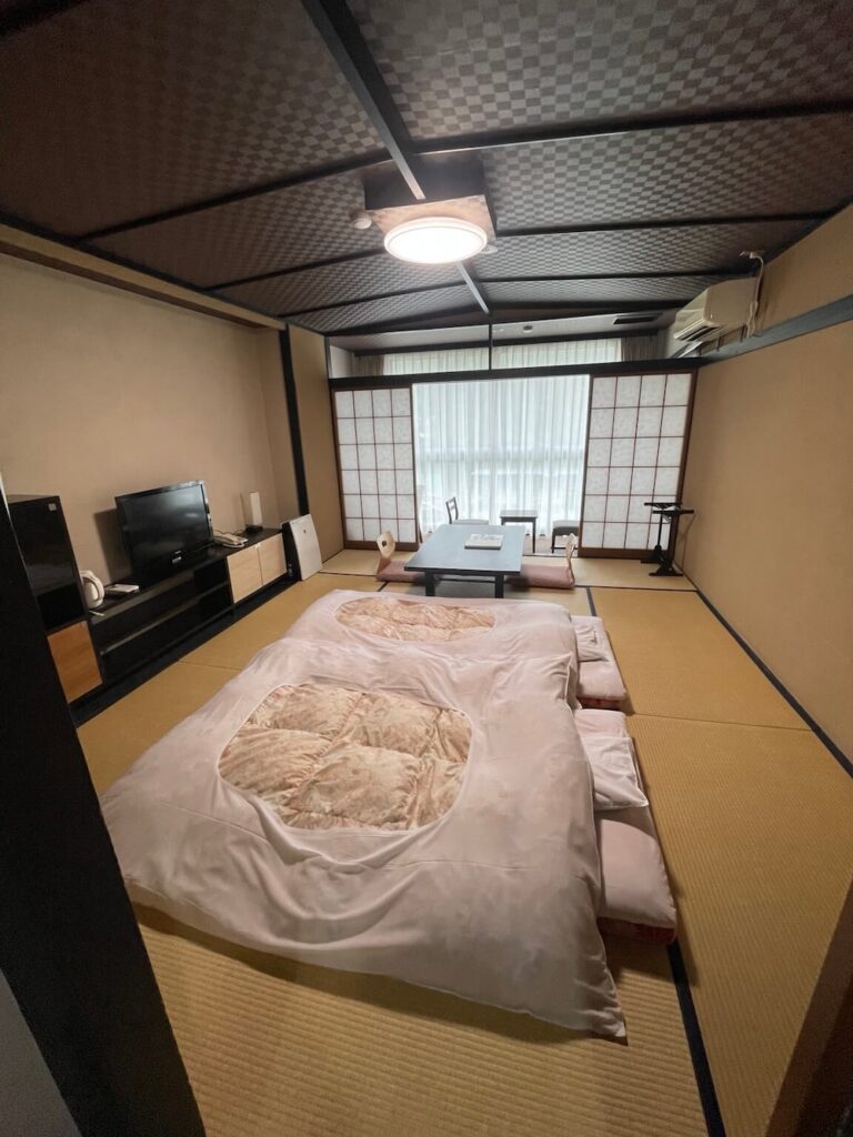 常盤ホテルの和室客室と敷かれた布団