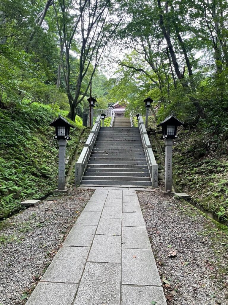 那須温泉神社の正面へ向かう参道