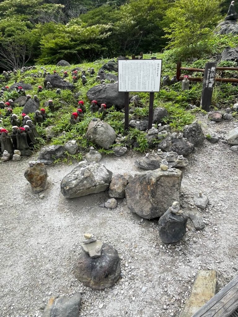 殺生石周辺で石が積み重なっている様子と千体地蔵