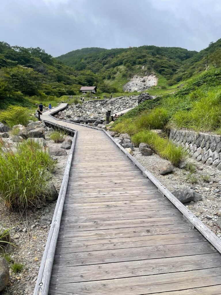 殺生石まで続く木道