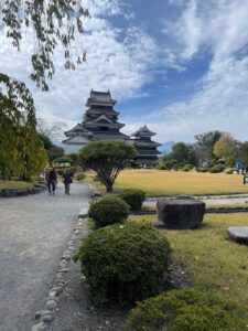 黒門をくぐり有料エリアから見た松本城天守