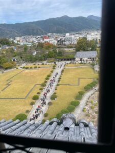 松本城内部から見下ろす入城待ちの列と庭園