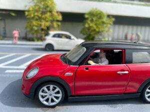 運転手まで再現されたミニチュアの車模型。