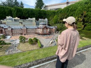 東京駅のミニチュア模型。細かい人々の動きまで再現されている。