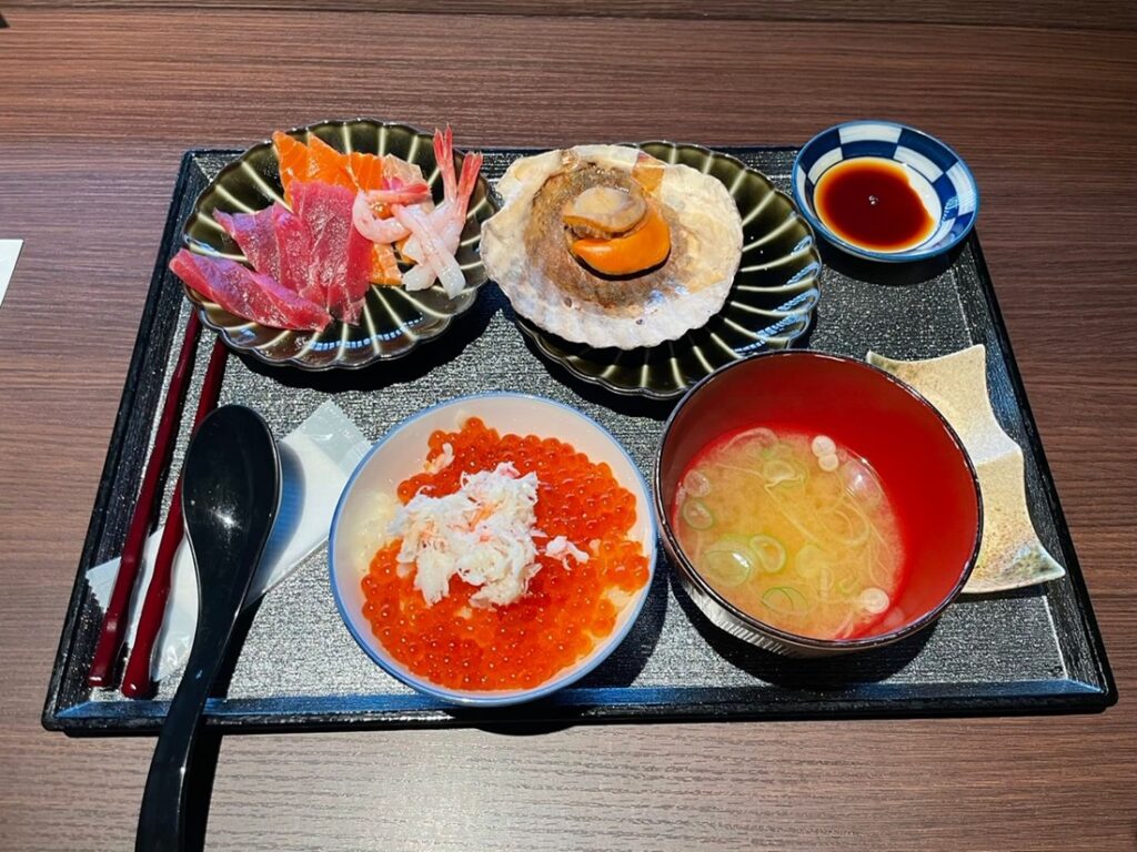 いくら丼と刺身盛り合わせなど朝食メニューの一例