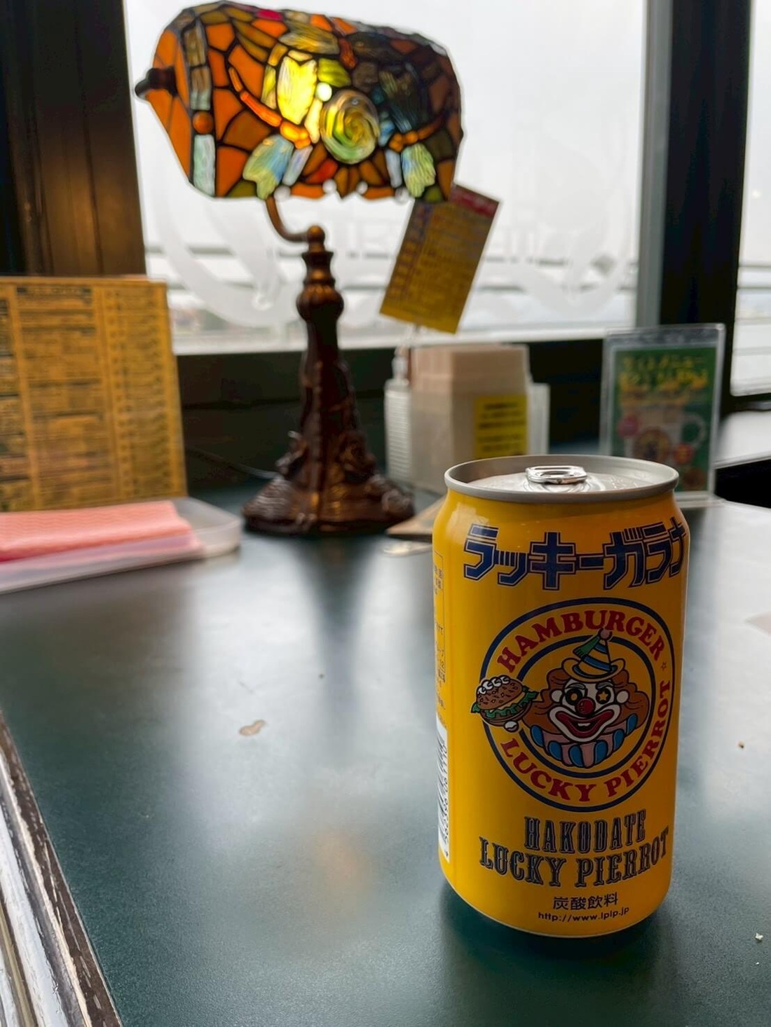 ラッキーピエロのロゴが描かれた炭酸ドリンク缶