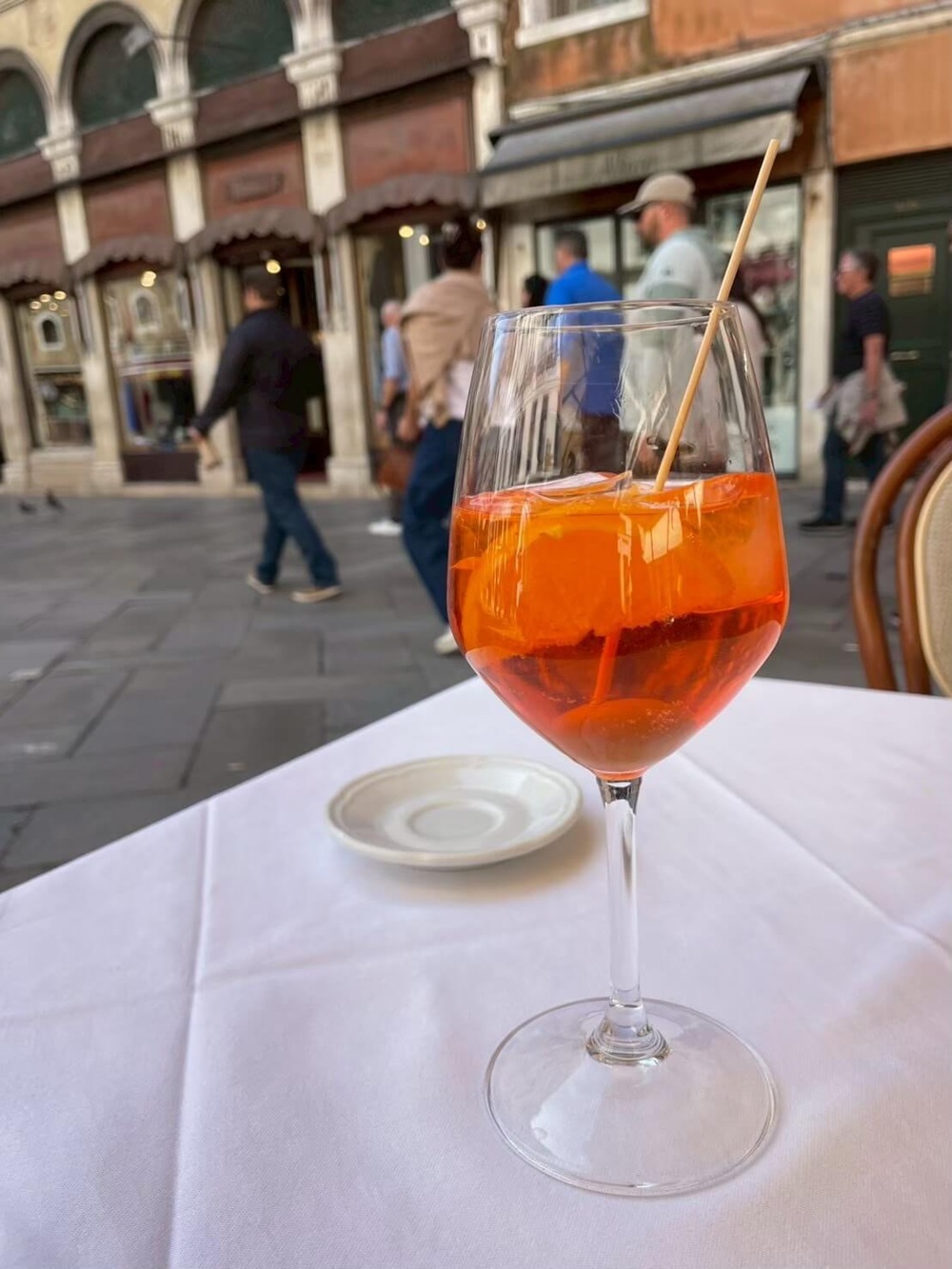 鮮やかなオレンジ色が美しい、レンジスライスが入ったアペロール・スプリッツのグラス