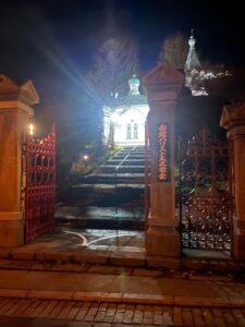 夜にライトアップされた函館ハリストス正教会の入口