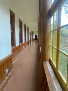 旧函館区公会堂の木造の美しい廊下
