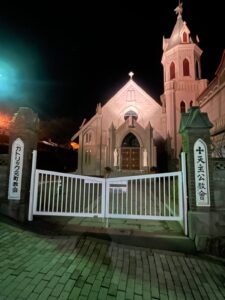 夜の静かな時間帯に撮影したカトリック元町教会の外観
