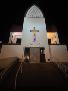 夜にライトアップされた函館聖ヨハネ教会と十字架