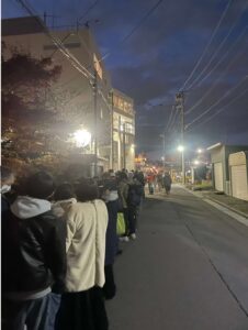 夕方の函館山ロープウェイ乗り場にできた長い行列の様子