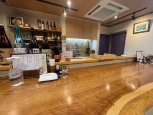 つくば市の和粋喜 隆べえのカウンター席。落ち着いた和の空間で日本酒が並ぶ店内の様子
