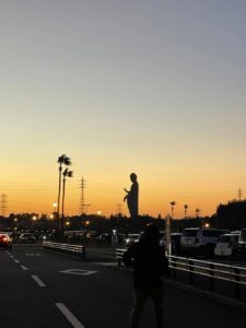 夕暮れの空を背景に、阿見プレミアムアウトレット付近から見える牛久大仏のシルエット。