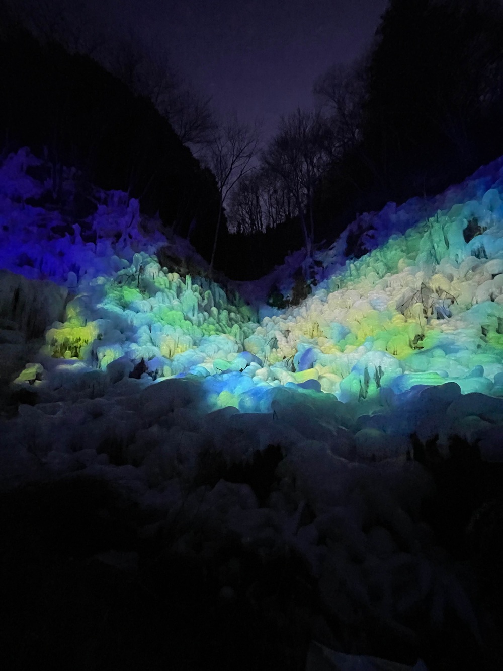 夜のあしがくぼの氷柱ライトアップで青と緑に照らされた氷の風景
