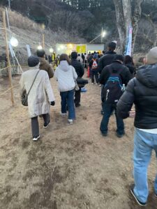 あしがくぼの氷柱ライトアップ受付に並ぶ来場者の行列の様子