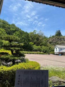 道の駅みなののそば屋の窓から見た秩父の山の景色