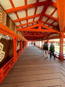 厳島神社の朱色の回廊と木造の床を歩く参拝ルート