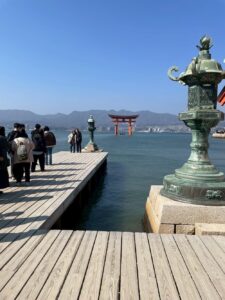 厳島神社の桟橋から望む海上の大鳥居と宮島の景色