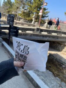 宮島名物の牡蠣カレーパン。サクサクのパンの中に大ぶりの牡蠣が入っている