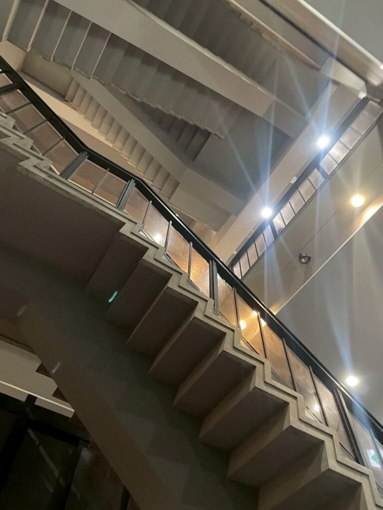 広島城天守閣の内部。コンクリート製で整備された近代的な階段が上層階へ続いている。