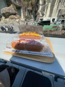 大谷資料館のカフェ「ROCKSIDE MARKET」のテラス席とホットドッグ