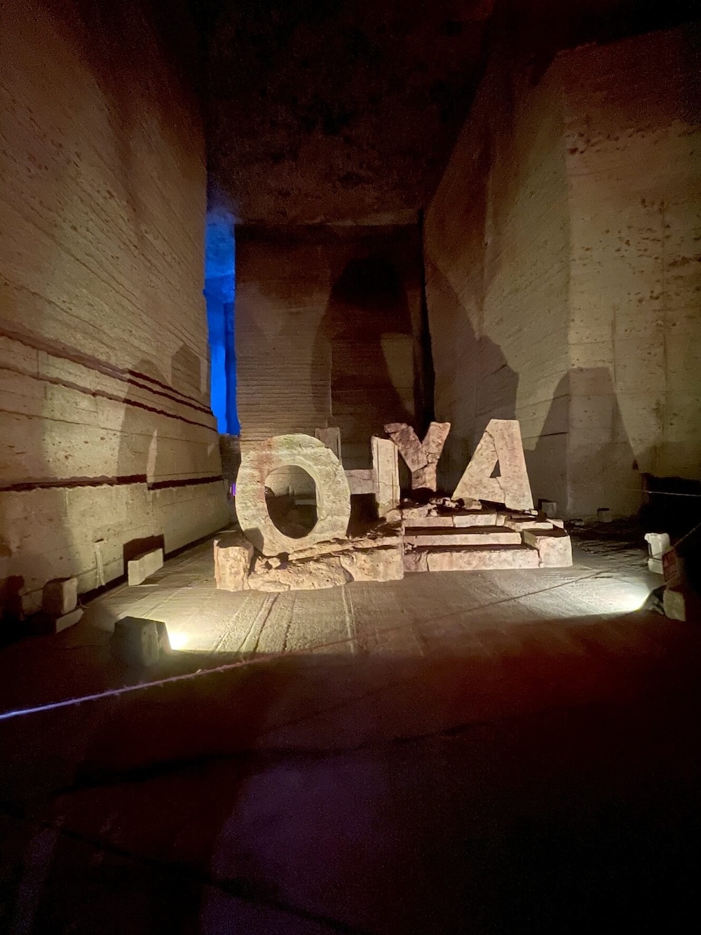 地下坑内にあったOHYAモニュメント