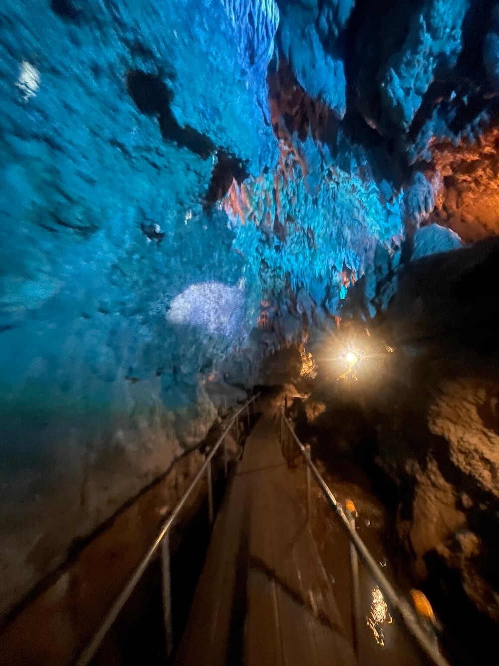 青くライトアップされたCAVE OKINAWAの鍾乳洞内の通路
